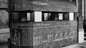 تصوير الحوض المرصود در موزه لوور پاریس، خیایان های برنام مصر، ترجمه محمد احسان رحمانی